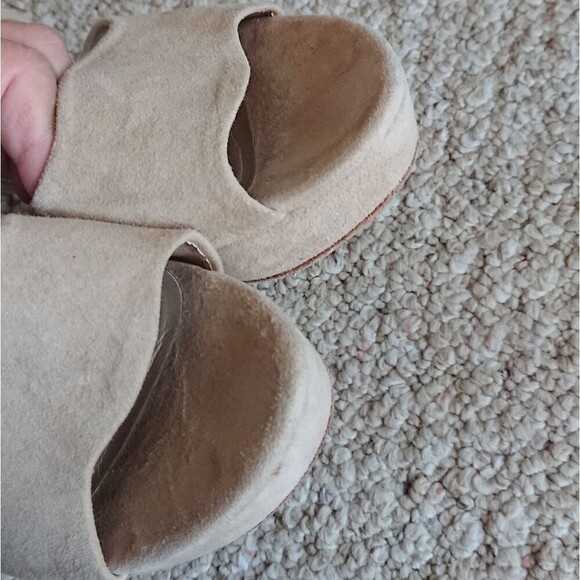 Stuart Weitzman Open Scalloped Taupe Sued Platform Sandal size 8.5M - Picture 7 of 12